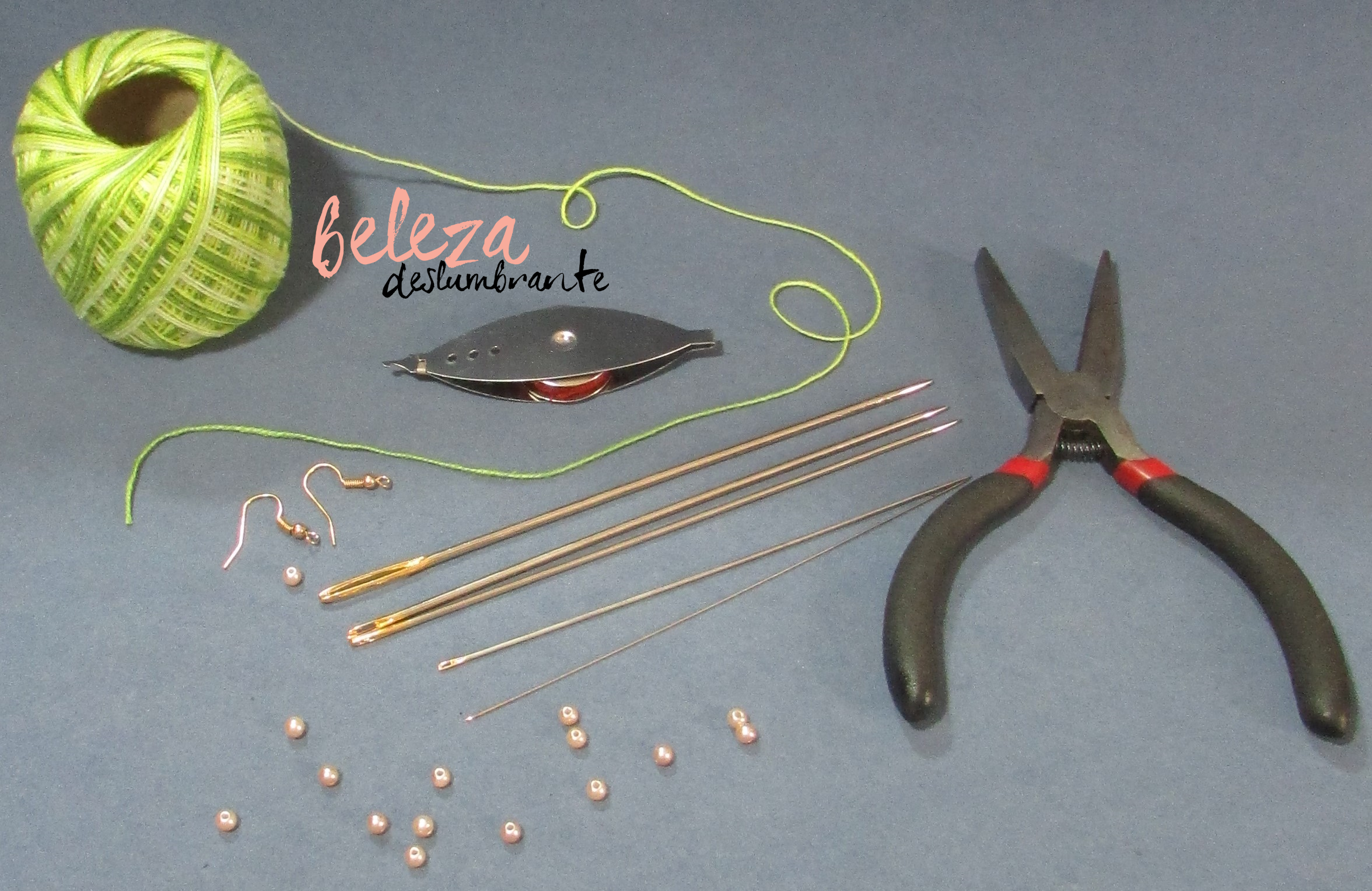 Materiais para realizar frivolité: linha, navete, agulhas, alicate, pérolas a anzóis de brincos